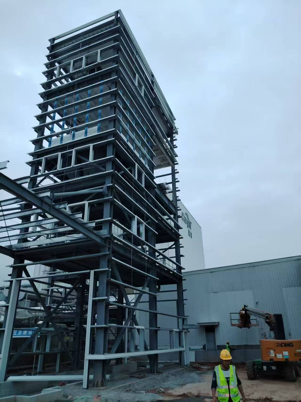 廣州鋼結構雨棚詳細施工流程 鋼結構工程,和廣州網架項目選擇廣州經緯鋼結構工程有限公司 咨詢電話:13925156722